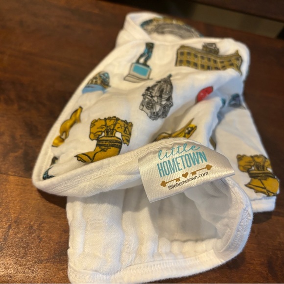 Little Hometown Bib in Philadelphia - Picture 2 of 2